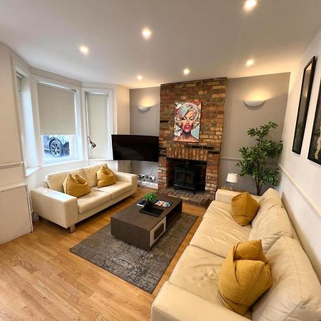 Great 4 Bedroom House - Great Location - Garden - Parking - Fast Wifi - Smart Tv - Newly Decorated - Sleeps Up To 8! Only 10 Mins Drive To Sandbanks Beach! Close To Poole & Bournemouth Exteriör bild