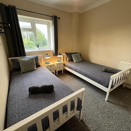 Great 4 Bedroom House - Great Location - Garden - Parking - Fast Wifi - Smart Tv - Newly Decorated - Sleeps Up To 8! Only 10 Mins Drive To Sandbanks Beach! Close To Poole & Bournemouth Exteriör bild