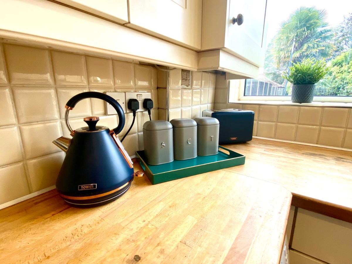 Great 4 Bedroom House - Great Location - Garden - Parking - Fast Wifi - Smart Tv - Newly Decorated - Sleeps Up To 8! Only 10 Mins Drive To Sandbanks Beach! Close To Poole & Bournemouth Exteriör bild