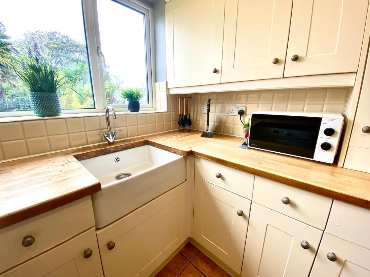 Great 4 Bedroom House - Great Location - Garden - Parking - Fast Wifi - Smart Tv - Newly Decorated - Sleeps Up To 8! Only 10 Mins Drive To Sandbanks Beach! Close To Poole & Bournemouth Exteriör bild