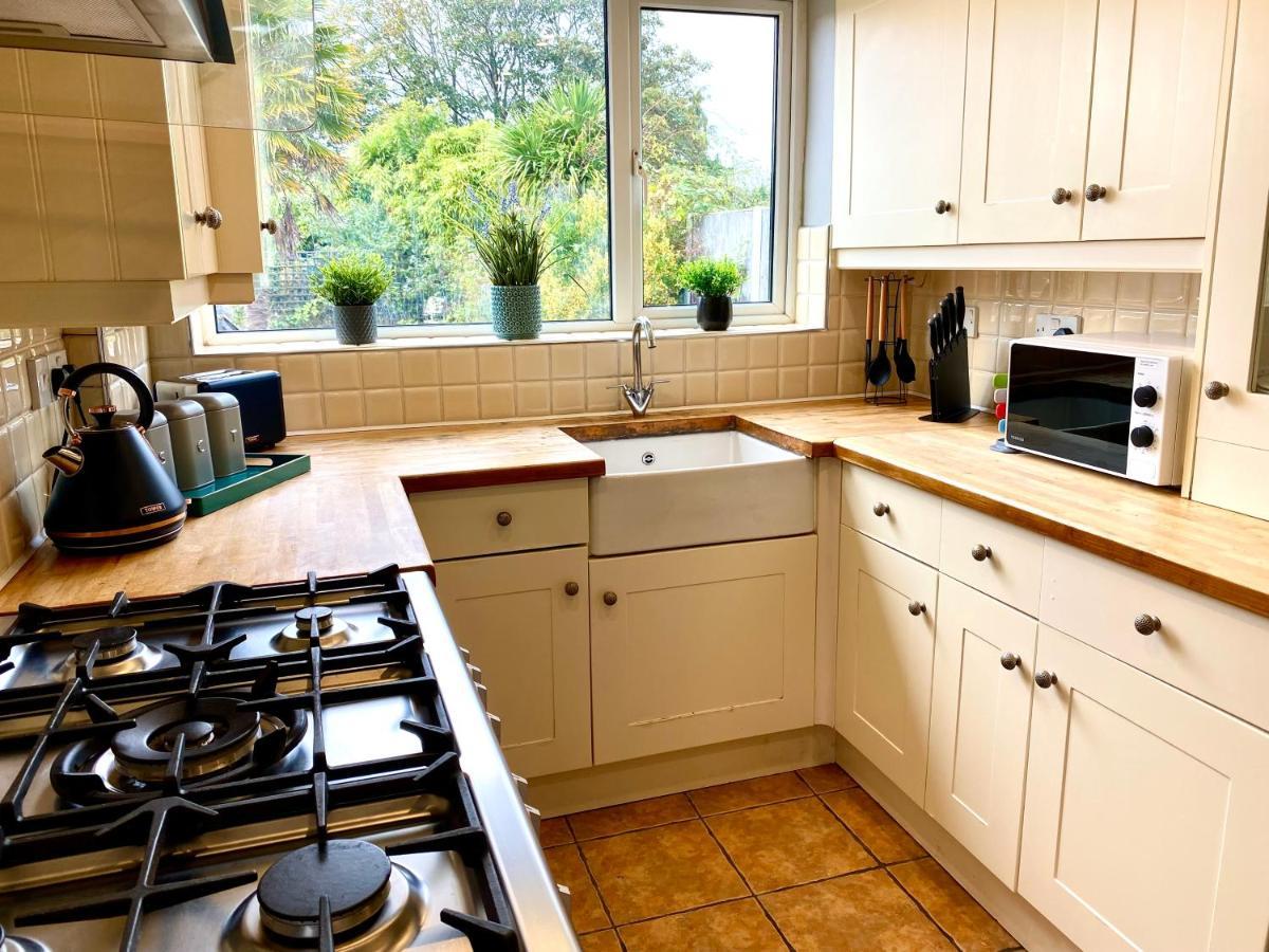 Great 4 Bedroom House - Great Location - Garden - Parking - Fast Wifi - Smart Tv - Newly Decorated - Sleeps Up To 8! Only 10 Mins Drive To Sandbanks Beach! Close To Poole & Bournemouth Exteriör bild