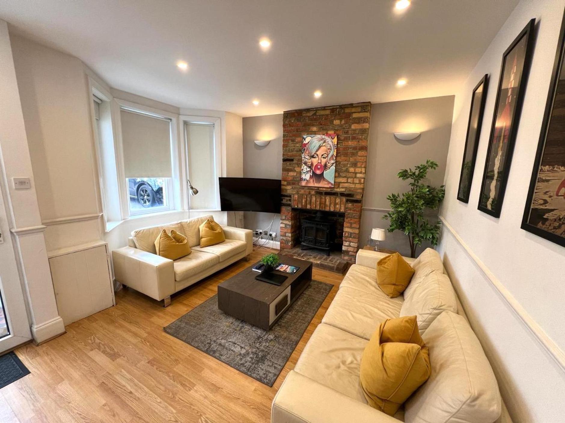 Great 4 Bedroom House - Great Location - Garden - Parking - Fast Wifi - Smart Tv - Newly Decorated - Sleeps Up To 8! Only 10 Mins Drive To Sandbanks Beach! Close To Poole & Bournemouth Exteriör bild