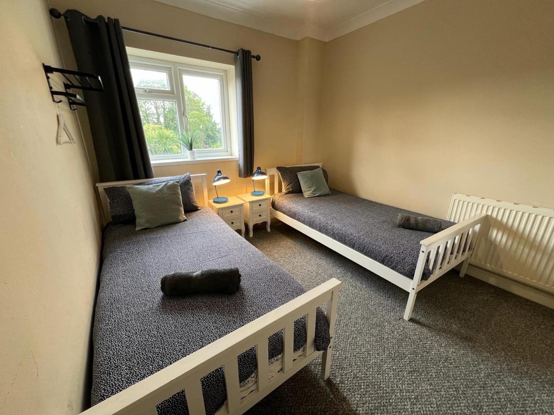 Great 4 Bedroom House - Great Location - Garden - Parking - Fast Wifi - Smart Tv - Newly Decorated - Sleeps Up To 8! Only 10 Mins Drive To Sandbanks Beach! Close To Poole & Bournemouth Exteriör bild