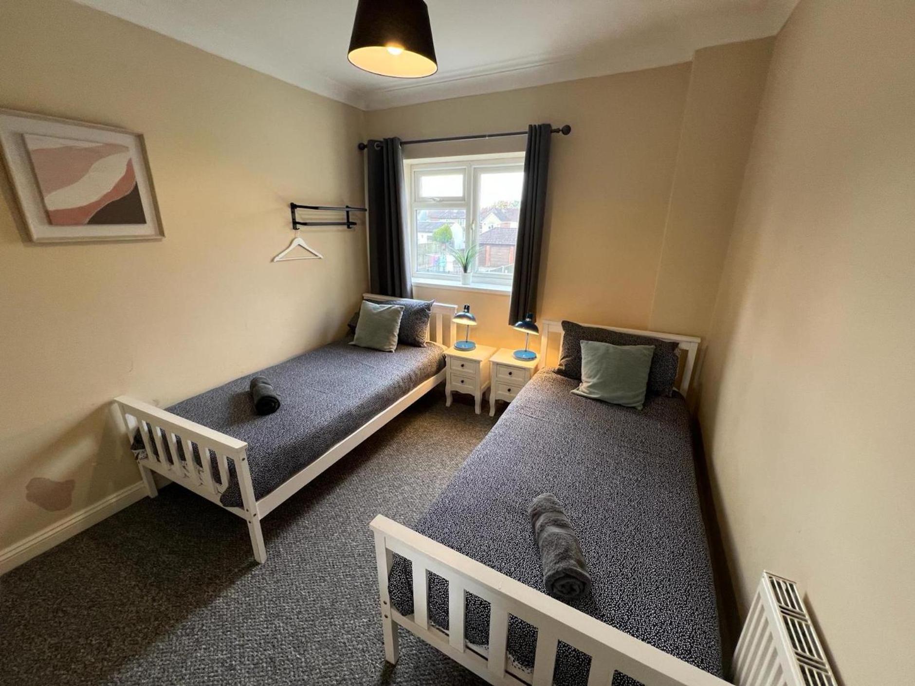 Great 4 Bedroom House - Great Location - Garden - Parking - Fast Wifi - Smart Tv - Newly Decorated - Sleeps Up To 8! Only 10 Mins Drive To Sandbanks Beach! Close To Poole & Bournemouth Exteriör bild