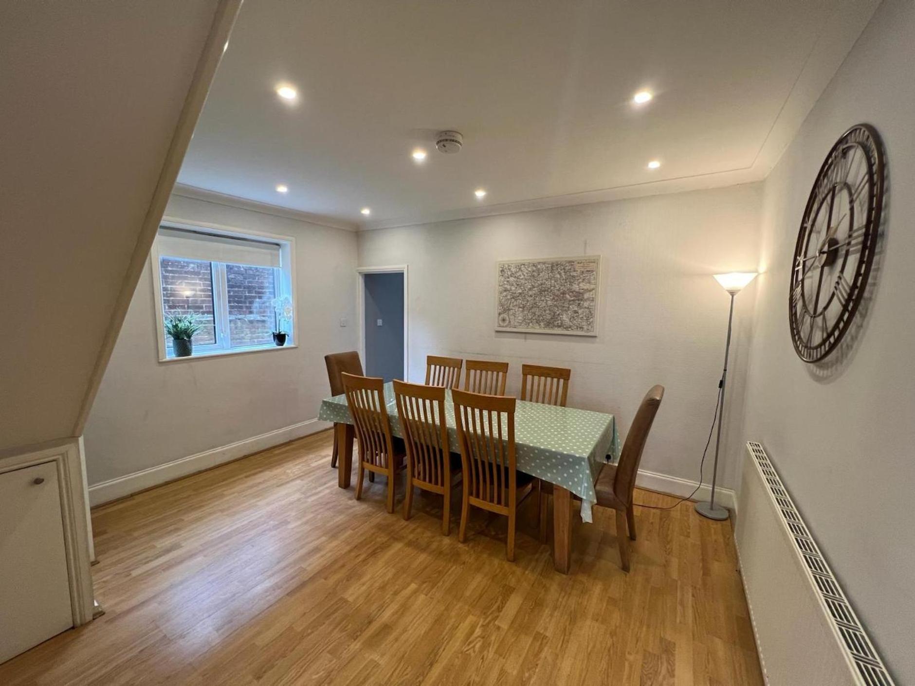 Great 4 Bedroom House - Great Location - Garden - Parking - Fast Wifi - Smart Tv - Newly Decorated - Sleeps Up To 8! Only 10 Mins Drive To Sandbanks Beach! Close To Poole & Bournemouth Exteriör bild