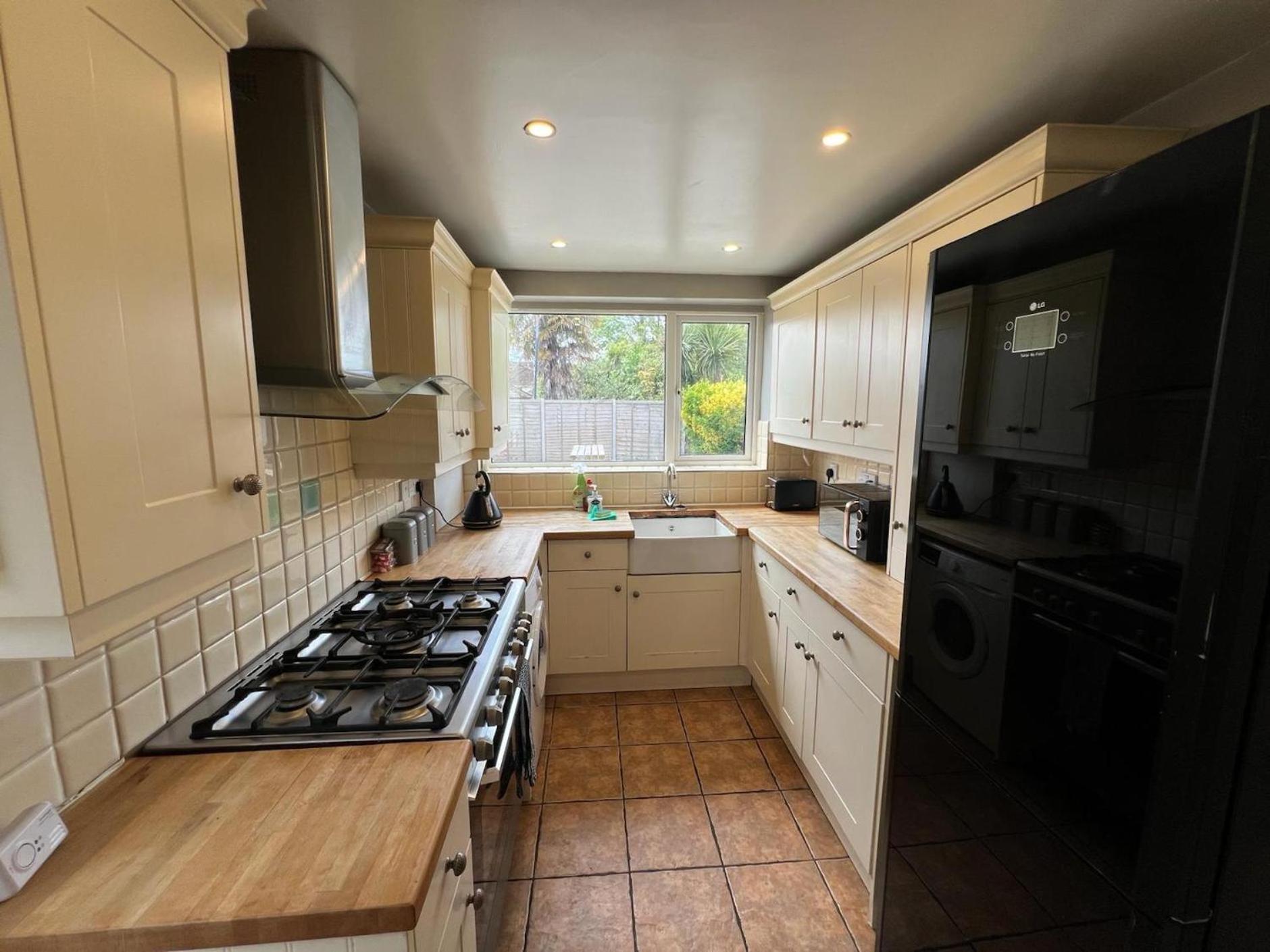 Great 4 Bedroom House - Great Location - Garden - Parking - Fast Wifi - Smart Tv - Newly Decorated - Sleeps Up To 8! Only 10 Mins Drive To Sandbanks Beach! Close To Poole & Bournemouth Exteriör bild