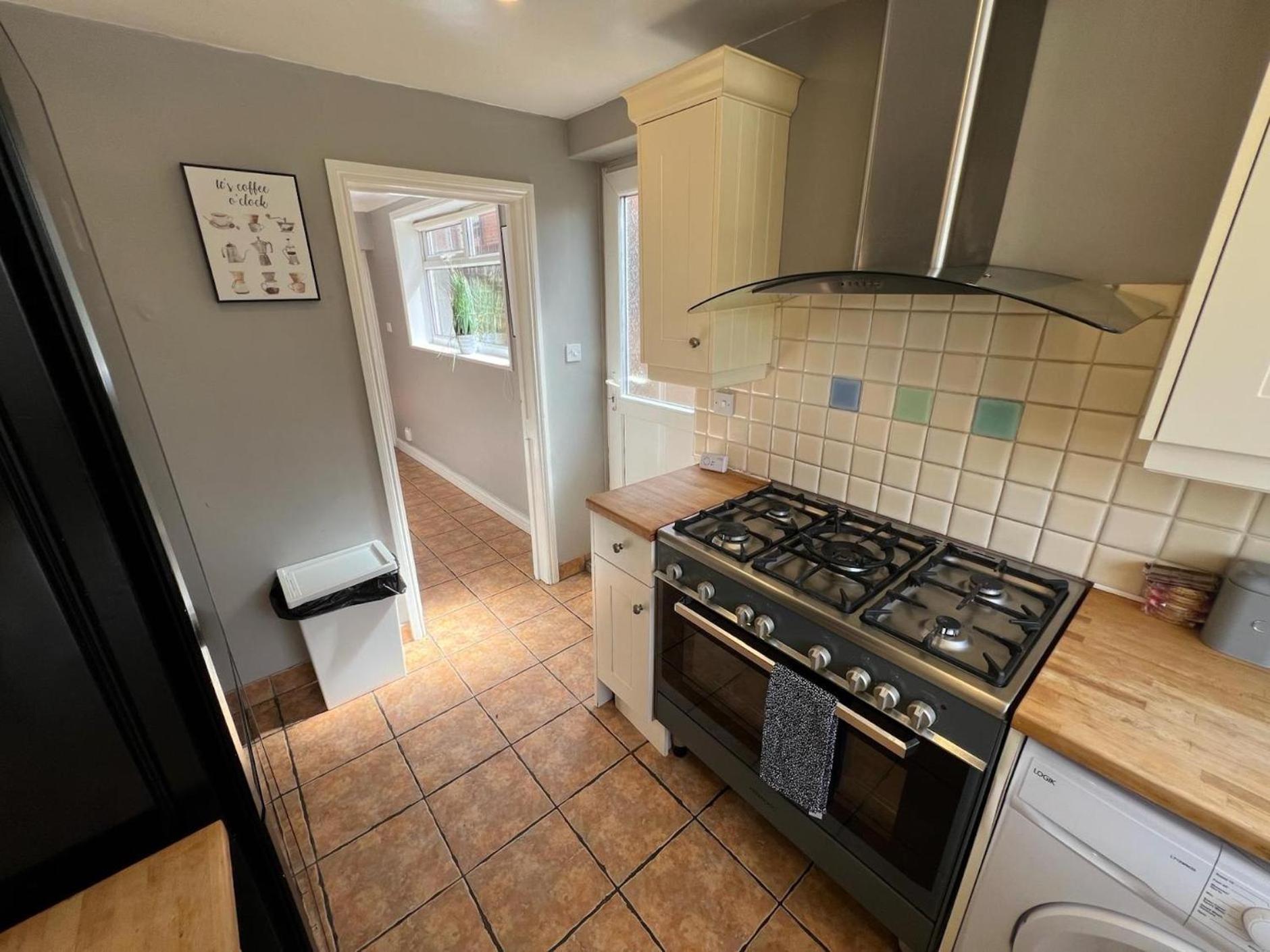 Great 4 Bedroom House - Great Location - Garden - Parking - Fast Wifi - Smart Tv - Newly Decorated - Sleeps Up To 8! Only 10 Mins Drive To Sandbanks Beach! Close To Poole & Bournemouth Exteriör bild