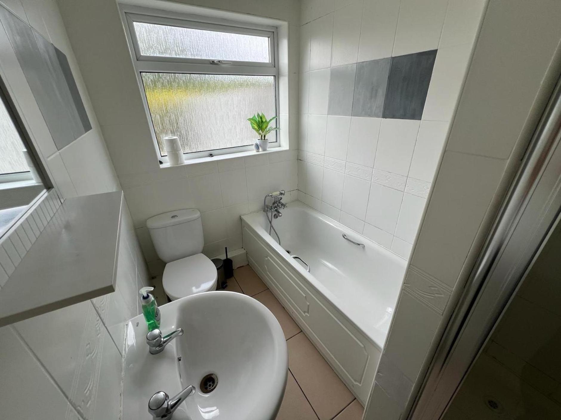 Great 4 Bedroom House - Great Location - Garden - Parking - Fast Wifi - Smart Tv - Newly Decorated - Sleeps Up To 8! Only 10 Mins Drive To Sandbanks Beach! Close To Poole & Bournemouth Exteriör bild