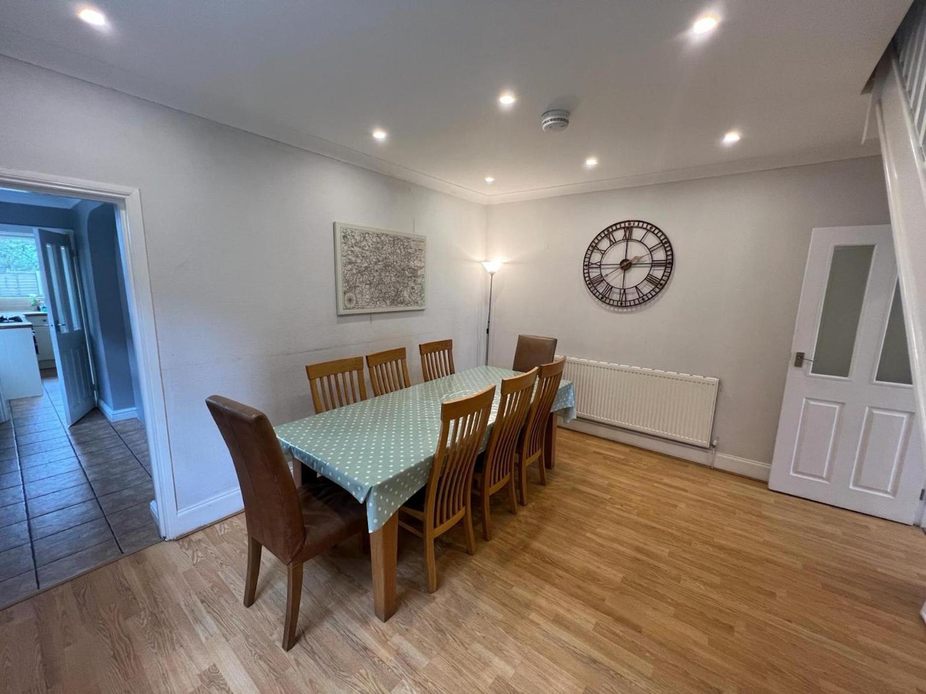 Great 4 Bedroom House - Great Location - Garden - Parking - Fast Wifi - Smart Tv - Newly Decorated - Sleeps Up To 8! Only 10 Mins Drive To Sandbanks Beach! Close To Poole & Bournemouth Exteriör bild