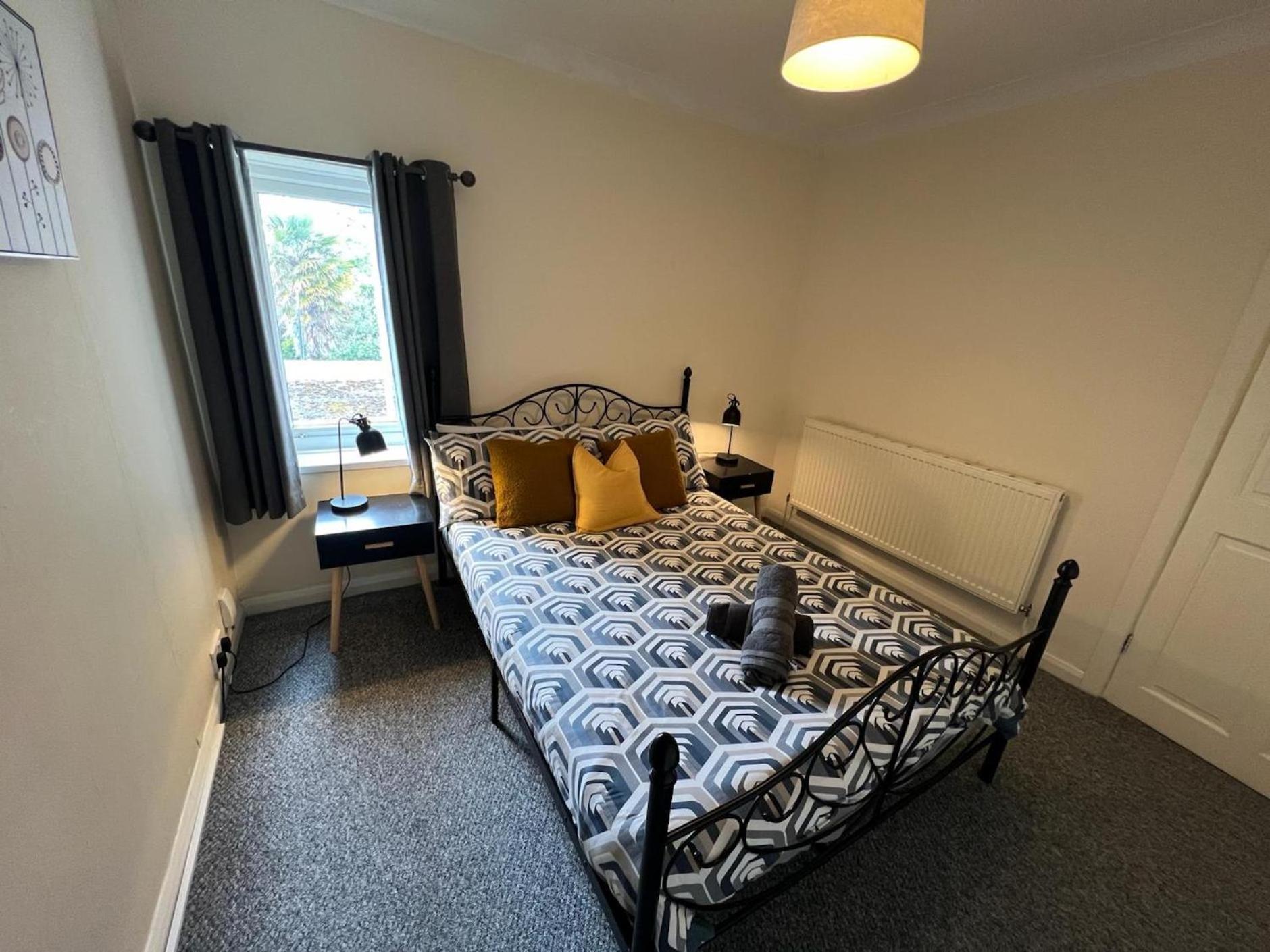 Great 4 Bedroom House - Great Location - Garden - Parking - Fast Wifi - Smart Tv - Newly Decorated - Sleeps Up To 8! Only 10 Mins Drive To Sandbanks Beach! Close To Poole & Bournemouth Exteriör bild