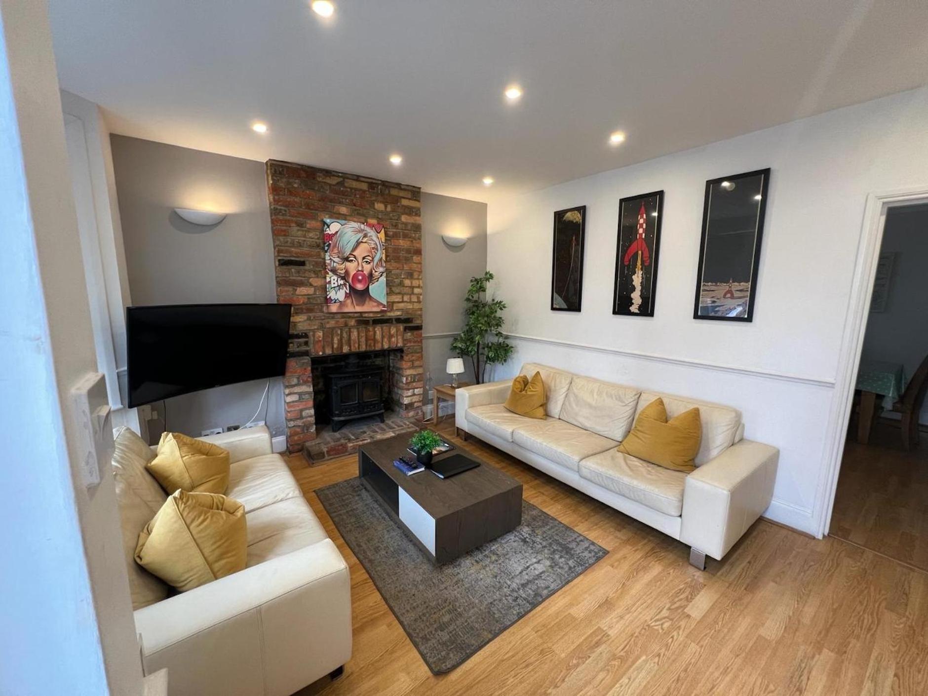 Great 4 Bedroom House - Great Location - Garden - Parking - Fast Wifi - Smart Tv - Newly Decorated - Sleeps Up To 8! Only 10 Mins Drive To Sandbanks Beach! Close To Poole & Bournemouth Exteriör bild