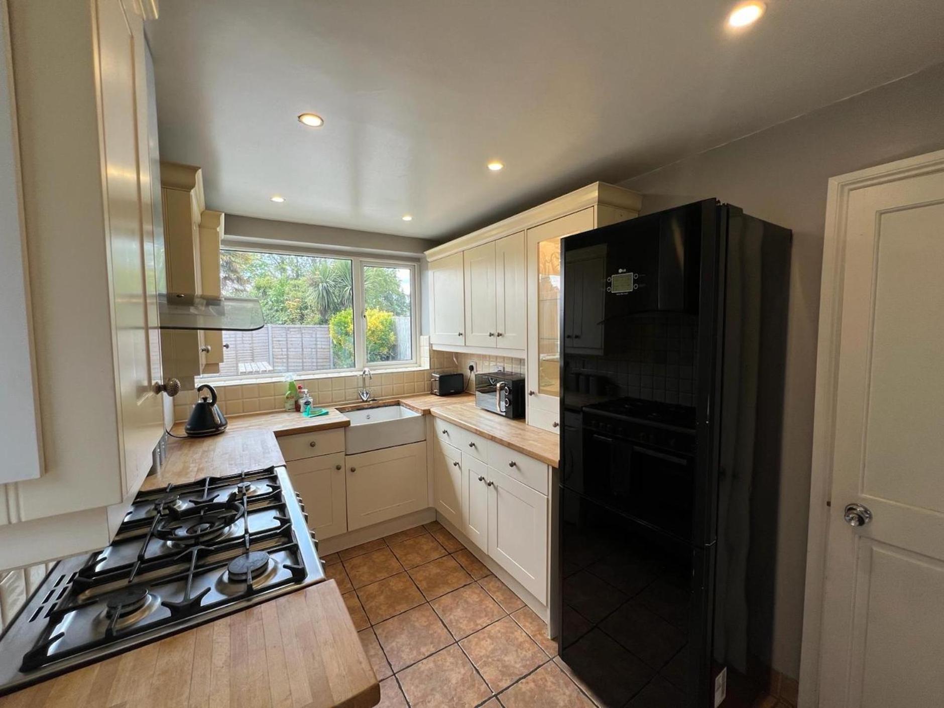 Great 4 Bedroom House - Great Location - Garden - Parking - Fast Wifi - Smart Tv - Newly Decorated - Sleeps Up To 8! Only 10 Mins Drive To Sandbanks Beach! Close To Poole & Bournemouth Exteriör bild